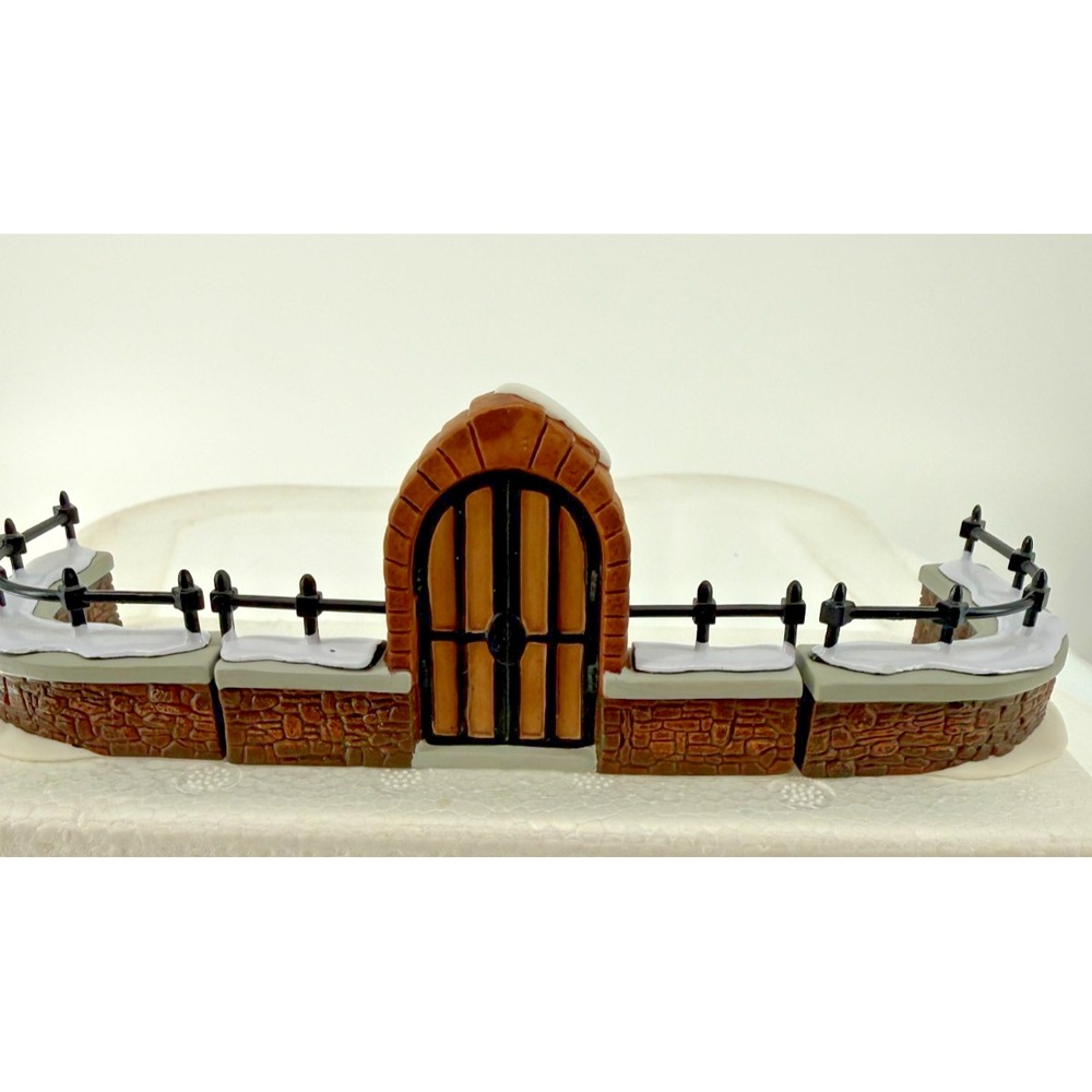 Dept 56 Heritage Village Churchyard Gate and Fence #5806-8 Retired Set of 3 Box